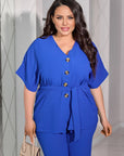 Blouse and trousers set  от polyester и lycra, изображение на модел, показващ стилен ежедневен тоалет.
