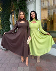 Elegant midi dress in viscose and polyester, with a clean design and fine details, suitable for formal events.