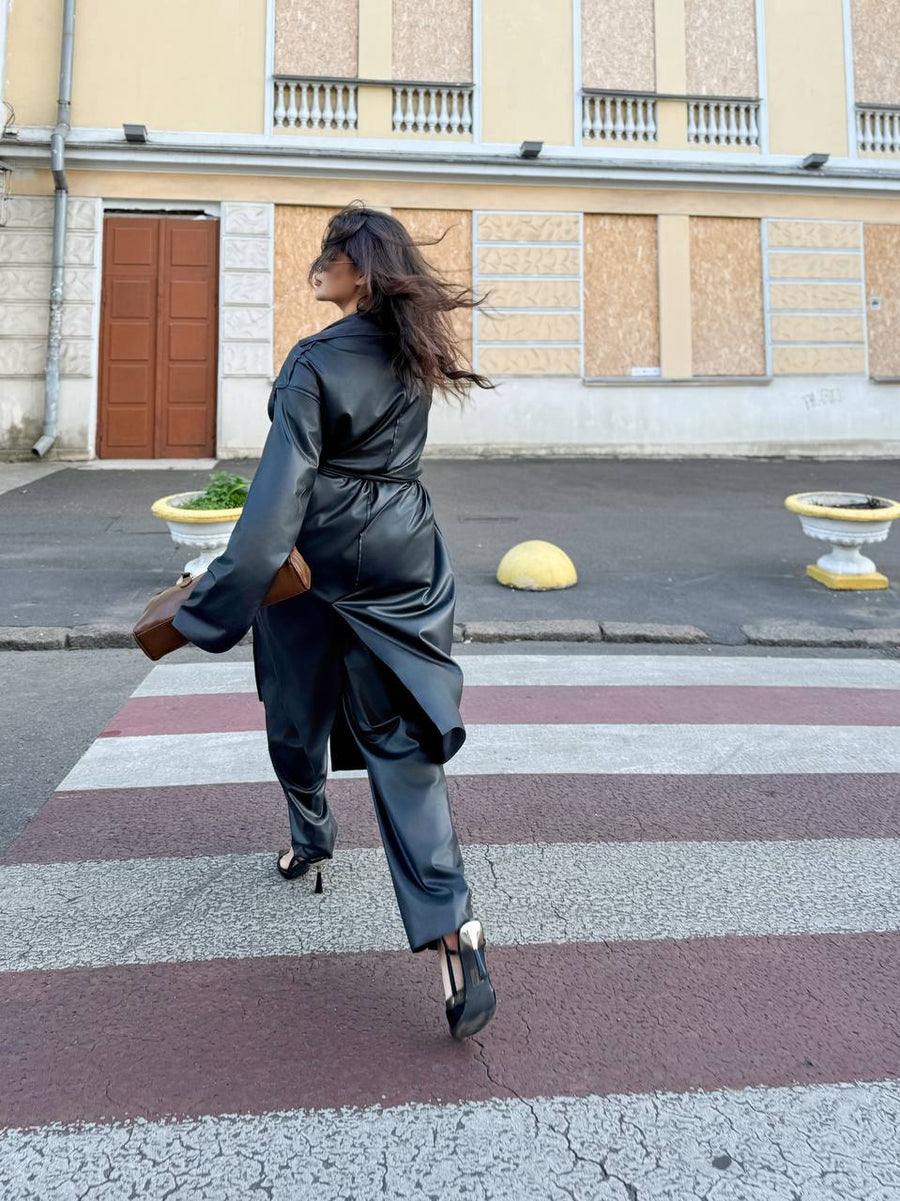 Trench-coat en cuir écologique avec un design portefeuille