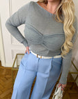 Draped blouse  от polyester и spandex, стилна и елегантна, показана върху модел с дълги Sleeveи и драпирана кройка.