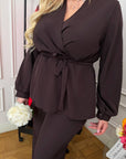 Conjunto ligero de blusa y pantalón.
