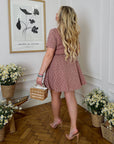 Vestido corto con cuello llamativo