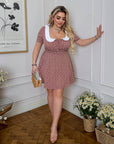 Vestido corto con cuello llamativo