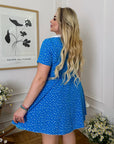 Vestido corto con cuello llamativo