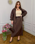 Комплект с skirt и кожени вложки, направен от viscose 70% и cotton 30%, изображение на модел с този моден ансамбъл.