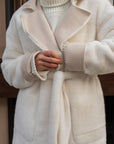 Long mixed-fabric coat in polyester and spandex, with long sleeves and a classic cut.
