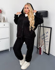 Warm fleece set in polyester and elastane, with a cosy texture, suitable for cold weather, with a model wearing it in the photo.