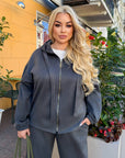 Velour hooded set in polyester and spandex, beige, with a hood and elastic cuffs.