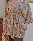 Kimono estampado con cinturón de satén