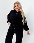 Warm fleece set with polyester and elastane, soft and warm, for comfort in cold weather.