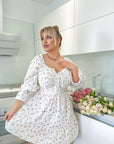 Цветна рокля на цветя от памучна cmес с 80% cotton и 20% viscose, подходяща за летни дни.