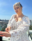 Цветна рокля на цветя от памучна cmес, с лек и приятен за носене дизайн, подходяща за летни дни.