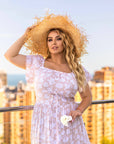 Cotton floral dress  с polyesterен Composition, подходяща за летни дни, показана върху модел.