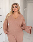 Structured knit set  с polyester и spandex, показан на модел, в неутраlinen  цвят.