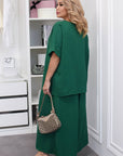 Set with cropped shorts  от linen  и polyester, показан на модел, подходящ за летни облекла, стиlinen  и комфортен.
