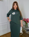 Knitwearен комплект с skirt, 97% polyester и 3% spandex, изображение на елегантен женски тоалет.