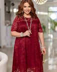 Lace dress with lining  от polyester, viscose и elastane, с деликатен дантеlinen  дизайн и комфортна вътрешна подплата.