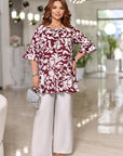 Комплект с цветна blouse от polyester, стиlinen  и комфортен за ежедневна носия, на изображението.