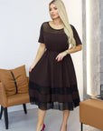 Ausgestelltes Kleid mit Mesh-Einsätzen