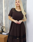 Ausgestelltes Kleid mit Mesh-Einsätzen