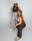 Стиlinen  дамски pants с декорация от копчета, от polyester, viscose и spandex, подходящ за ежедневен стил.