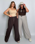 Стиlinen  polyesterен pants с копчета, декориран с модни детайли, в натурални тонове, подходящ за ежедневен стил.