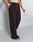 Стиlinen  дамски pants с декорации и копчета, от polyester, viscose и spandex, на изображение.
