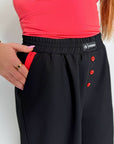 Стиlinen  polyesterен pants с декорации и копчета, с viscose и spandex за комфорт.