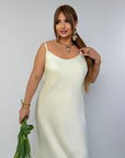 Дълга satinена рокля с изискани детайли, от марка NewYear25, с polyester и viscose, подходяща за специални събития.