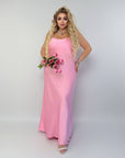 Дълга satinена рокля с елегантен дизайн, от марка NewYear25, с polyester и viscose, изображена на модел.