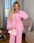 Loose-fit set  от linen  и polyester, изображение на модел с лека и стилна облекло.