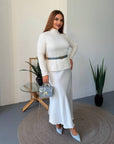 Soft white jumper with turtleneck made from cotton and viscose, suitable for everyday style, image of a model, worn the jumper.