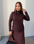 Soft beige jumper with turtleneck made from cotton and viscose, suitable for everyday style and comfort.
