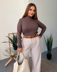 Soft turtleneck jumper and short sleeves, white, made from cotton and viscose, for everyday style.