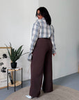 Women's wide-leg trousers made from polyester, viscose and spandex, with smooth and stylish design.