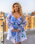 Къса рокля от organza с цветен принт, изработена от 100% polyester, показана на снимката.