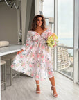 Миди рокля от organza с цветен принт, произведена от 100% polyester, показана на изображението.