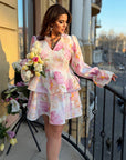 Къса цветна рокля с волани, произведена от polyester и lycra, за празничен стил и комфорт.