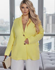 Дамски стиlinen  Printed blazer , направено от polyester, lycra и nylon, показано върху модел.