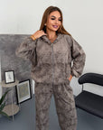 Everyday hooded set made from viscose, cotton and elastane, in a neutral colour, suitable for everyday wear.