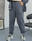 Fleece-lined set with rhinestones, soft and warm, with a composition of 60% cotton, 35% polyester and 5% elastane, for comfort.