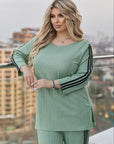 Ribbed fabric set with stripes , Compositionен от polyester, lycra и nylon, за елегантен и комфортен стил.