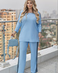 Ribbed fabric set with stripes , polyester и lycra, подходящ за ежедневна носия, изображение на моден комплект.