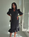Kleid mit gepunkteten Puffärmeln