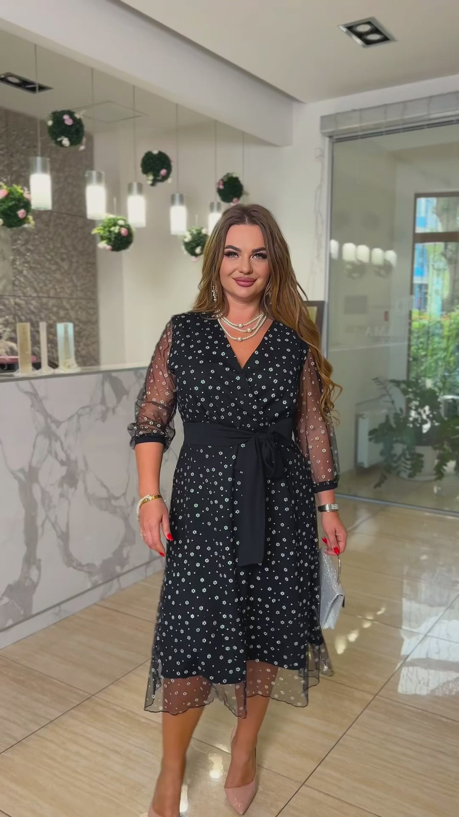 Avondjurk met glanzende mesh