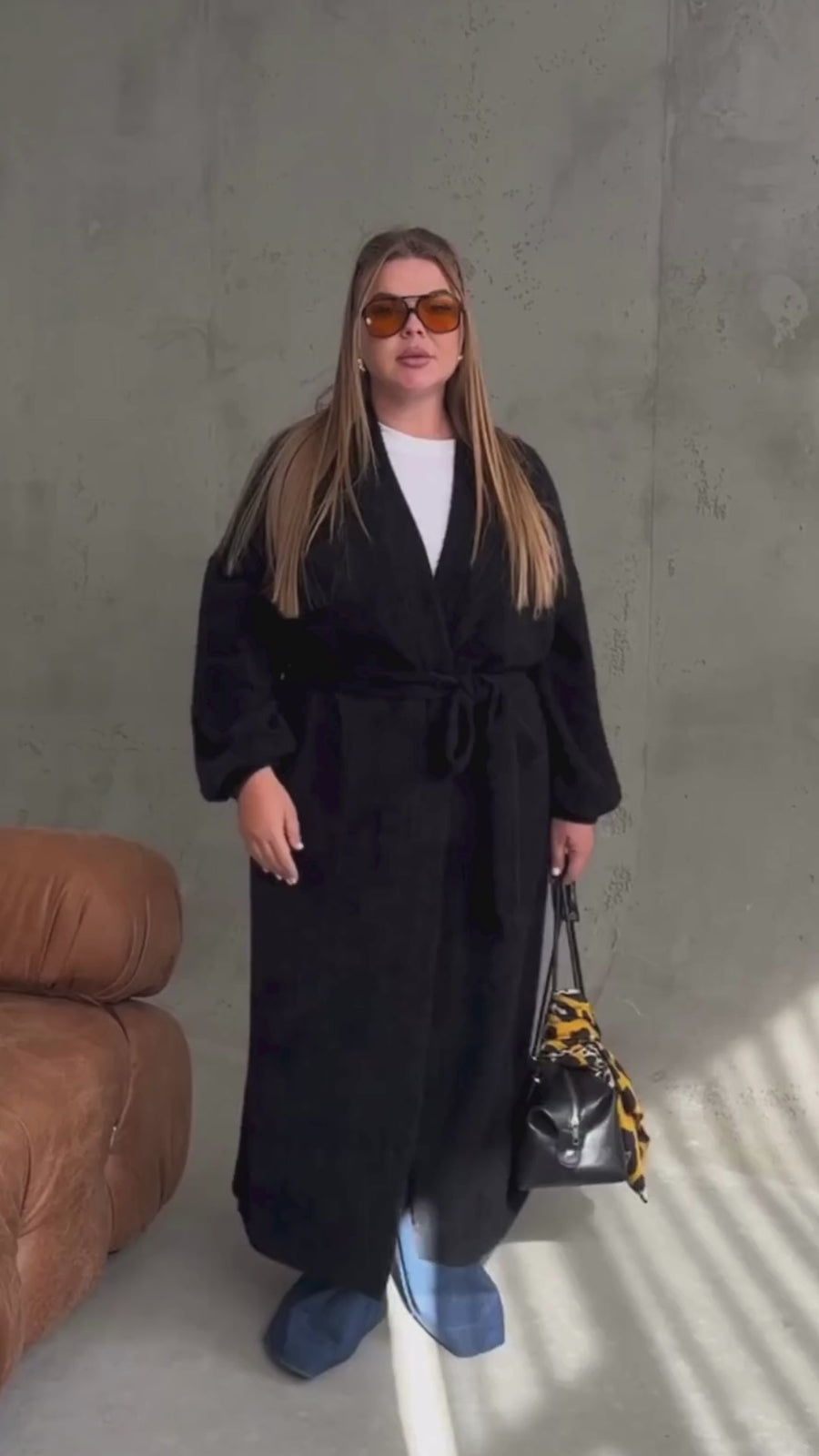 Długi puszysty kardigan z paskiem