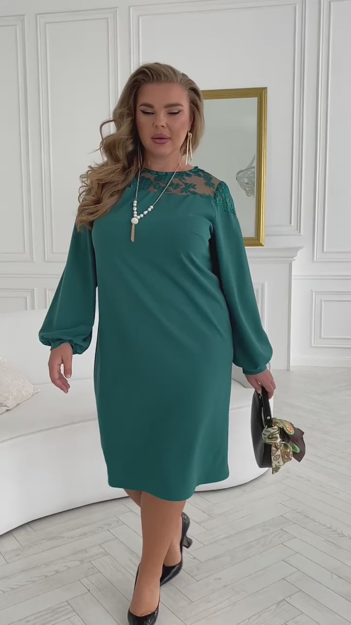 Spitzenkleid ausgestattet