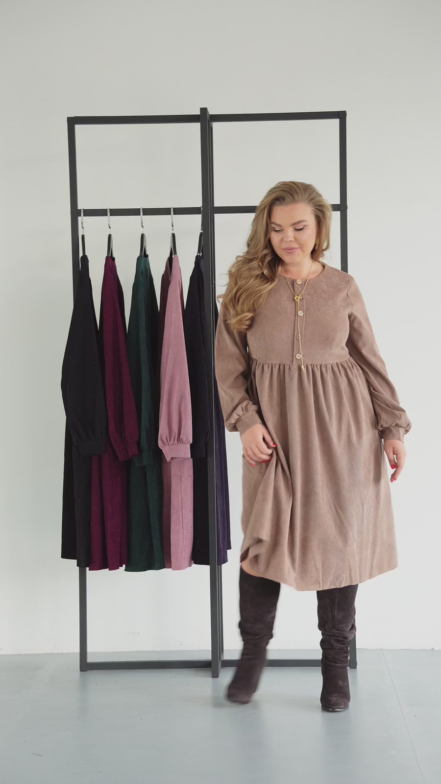 Платье из бархата в рубчик с пуговицами