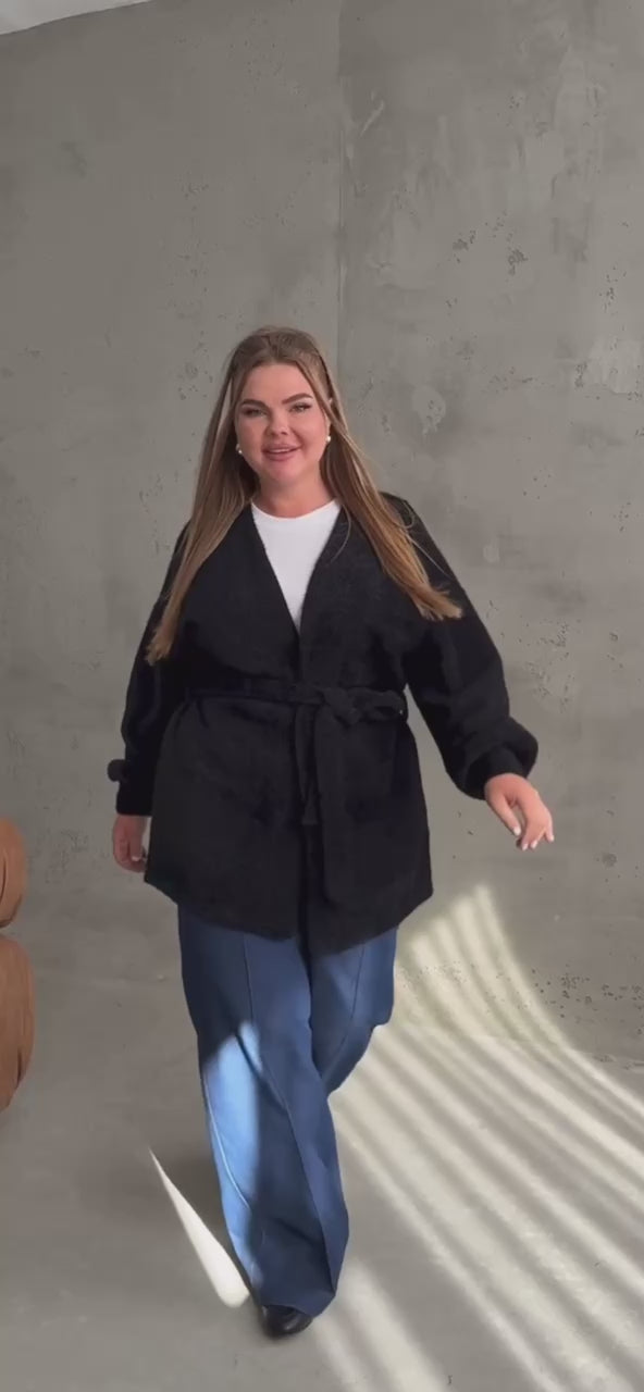 Kurze flauschige Strickjacke mit Gürtel