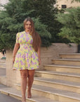 Kurzes Blumenkleid mit Puffärmeln